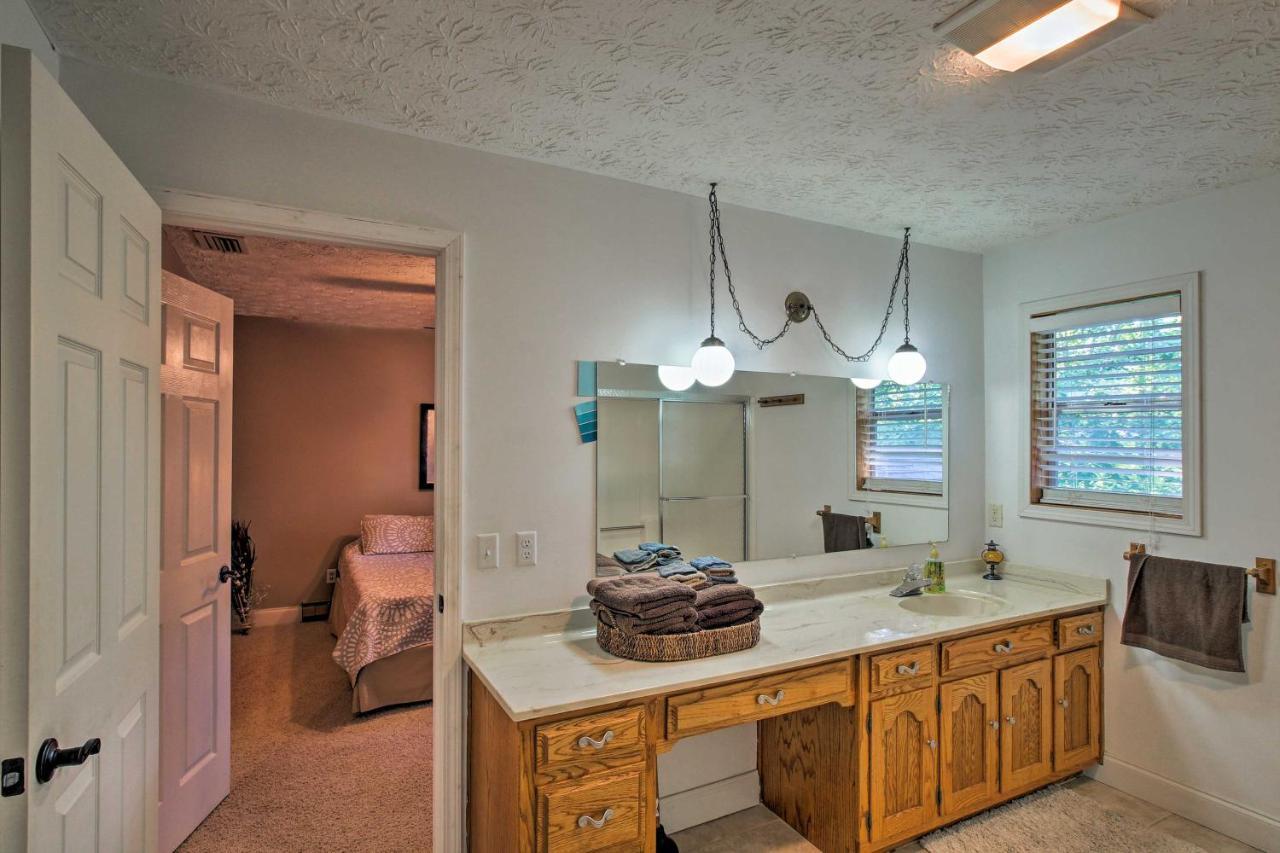 Spacious Georgia Getaway With Dock On Lake Lanier! Gainesville Esterno foto